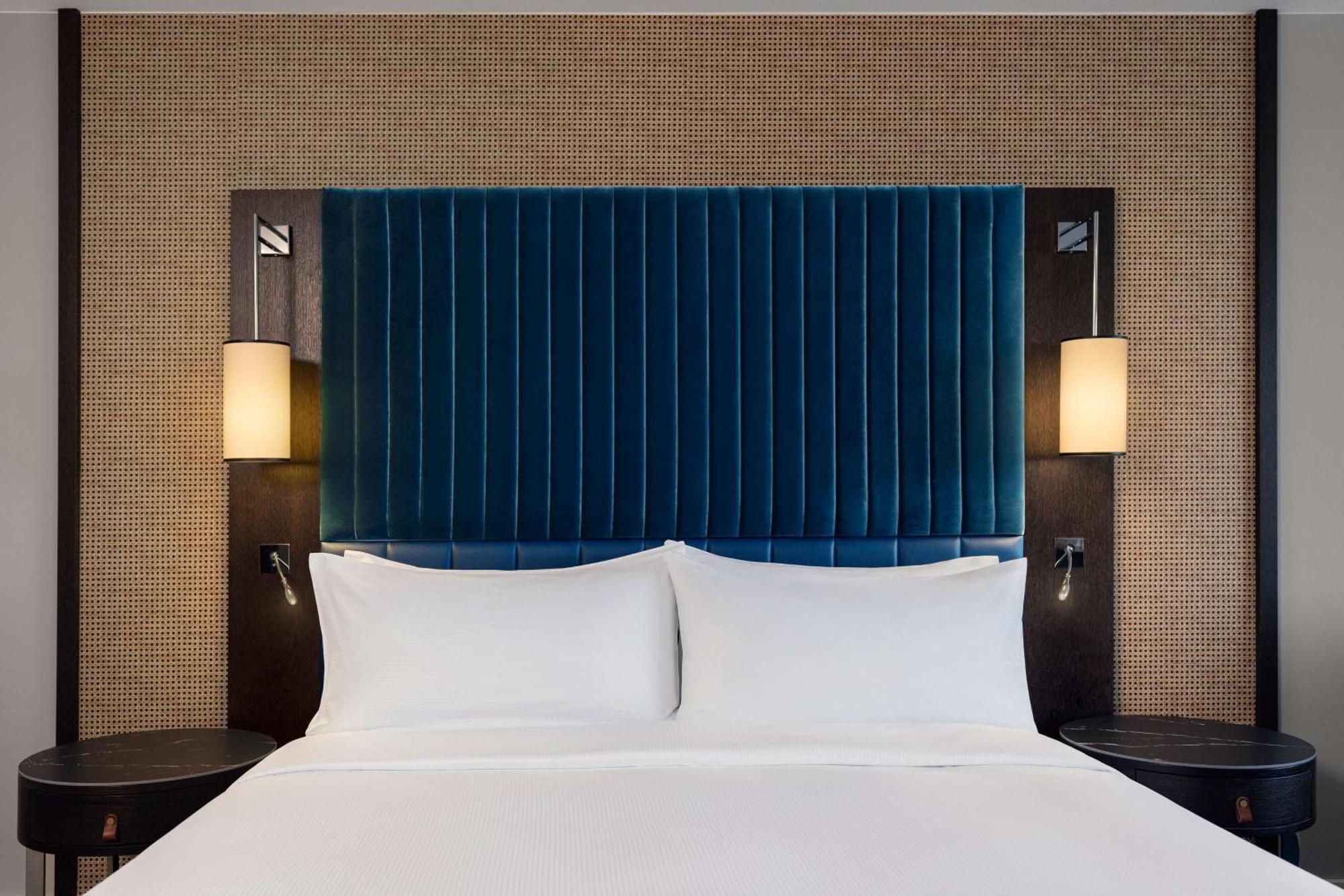 Camera Fronte Acqua con 1 Letto King Size e 1 Divano Letto